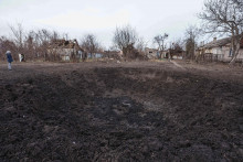 Kráter a zničené domy sú v obytnej štvrti po utorňajšom leteckom útoku ruskej armády na mesto Sloviansk v Doneckej oblasti na východe Ukrajiny. FOTO: TASR/AP