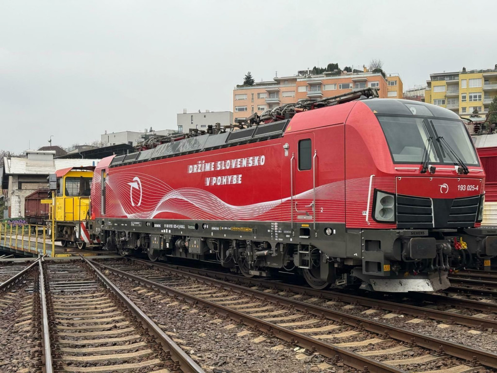 Rýchlosťou 160 kilometrov za hodinu by mali vlaky jazdiť na ďalšom úseku. FOTO: HN/Ákos Cséplő