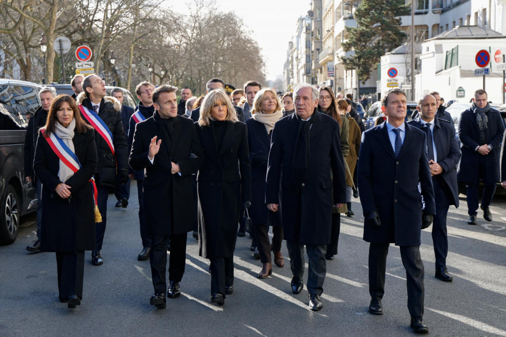 Starostka Paríža Anne Hidalgo, francúzsky prezident Emmanuel Macron a jeho manželka Brigitte Macronová, francúzsky premiér Francois Bayrou a francúzsky minister zámoria Manuel Valls  počas spomienok na 10 výročie útoku islamistov na satirické noviny Charlie Hebdo a židovský supermarket Hypercacher v Paríži. FOTO: Reuters