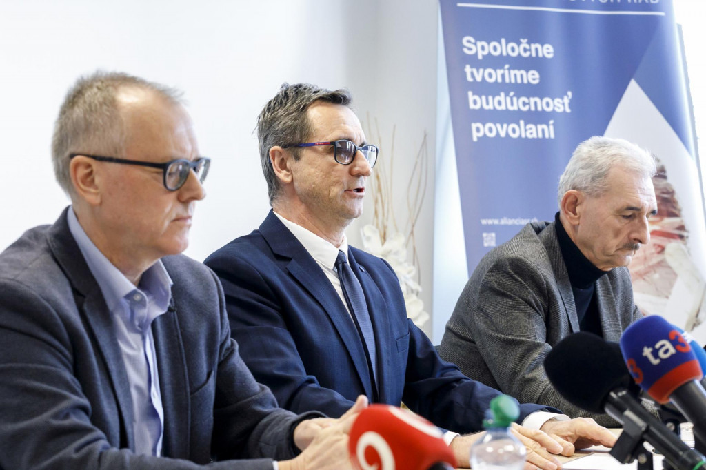 Podpredseda predstavenstva Zamestnávateľského zväzu geodézie a kartografie Jozef Kožár, predseda Zamestnávateľského zväzu geodézie a kartografie Vladimír Uhlík a predseda predstavenstva Komory geodetov a kartografov Alojz Kopáčik. FOTO: TASR/Dano Veselský