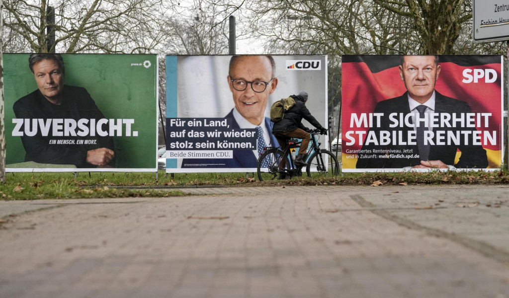 Predvolebné plagáty hlavných kandidátov na post nemeckého kancelára zľava - Robert Habeck za stranu Zelení, Friedrich Merz za konzervatívnu Kresťanskodemokratickú úniu a terajší nemecký kancelár Olaf Scholz zo Sociálnodemokratickej strany Nemecka v Düsseldorfe. FOTO: TASR/AP