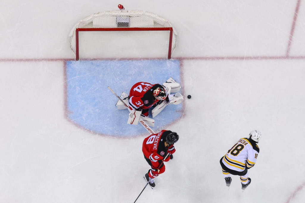 Brankár New Jersey Devils Jake Allen zachraňuje situáciu proti Bostonu Bruins v tretej tretine. FOTO: REUTERS