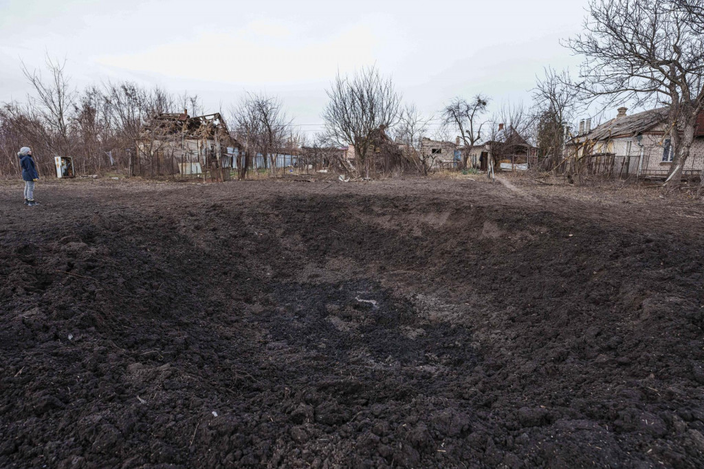 Kráter a zničené domy sú v obytnej štvrti po utorňajšom leteckom útoku ruskej armády na mesto Sloviansk v Doneckej oblasti na východe Ukrajiny. FOTO: TASR/AP