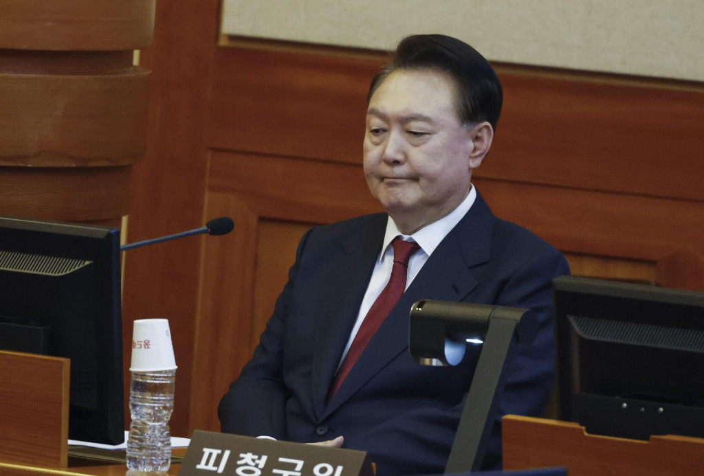 Na snímke odvolaný juhokórejský prezident Jun Sok-jol sa zúčastňuje na štvrtom pojednávaní ústavného súdu vo veci jeho impeachmentu – odvolávania z funkcie v Soule. FOTO: TASR/AP