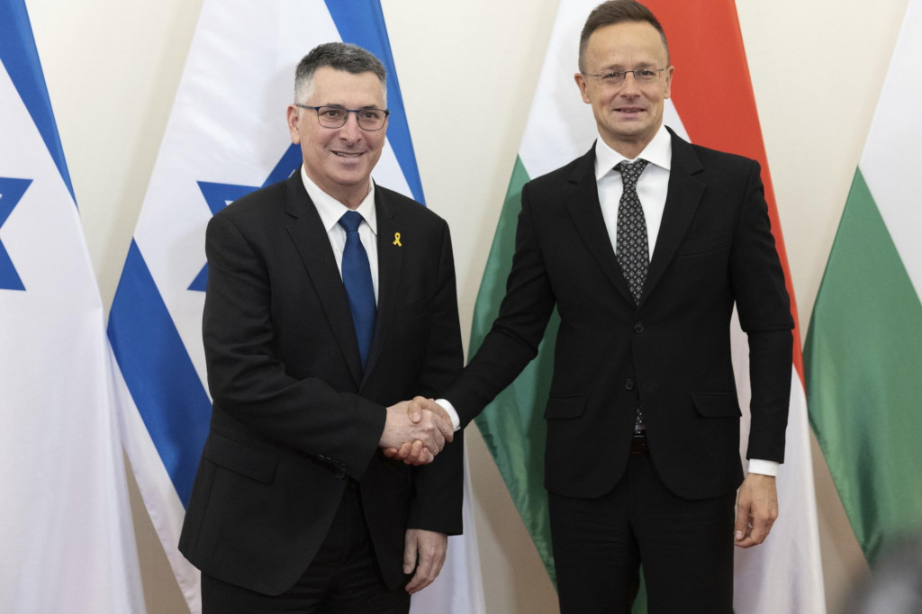 Izraelský minister zahraničných vecí Gideon Saar (vľavo) a maďarský minister zahraničných vecí Péter Szijjártó si podávajú ruky počas stretnutia v Budapešti. FOTO: TASR/AP