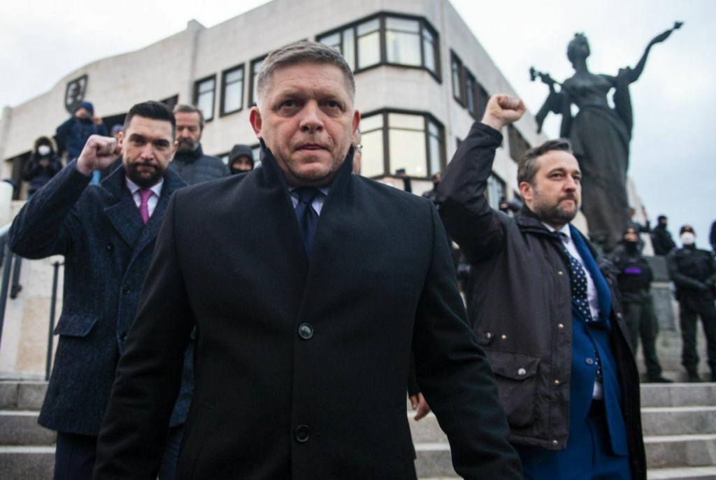 Robert Fico spolu s Ľubošom Blahom a Richardom Takáčom na proteste pred parlamentom vo februári 2022. FOTO: TASR/Jakub Kotian
