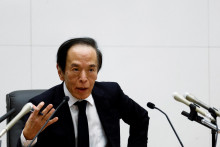 Guvernér Bank of Japan Kazuo Ueda vysvetľuje, prečo centrálna banka pristúpila k zvýšeniu úrokových sadzieb. FOTO: REUTERS