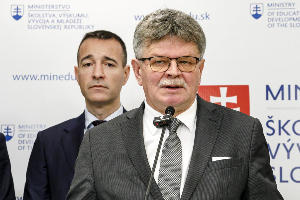 Zľava minister školstva Tomáš Drucker a predseda Odborového zväzu pracovníkov školstva a vedy na Slovensku Pavel Ondek. FOTO: TASR/Dano Veselský