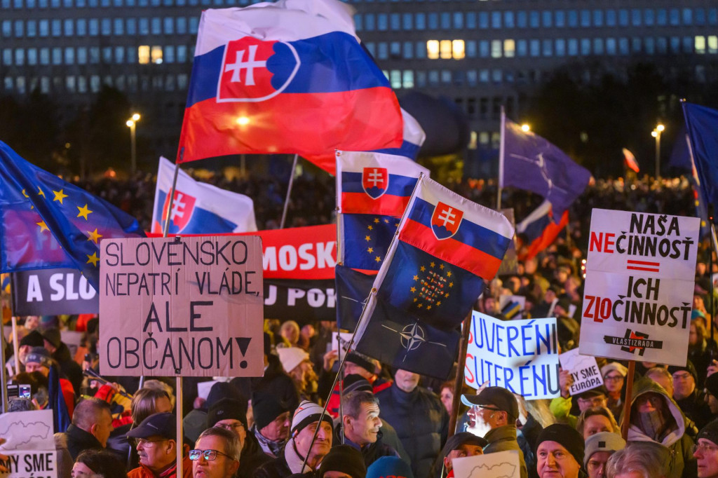 Účastníci protestu Slovensko je Európa v Bratislave na Námestí slobody v piatok 10. januára 2025. FOTO: TASR/Jaroslav Novák
