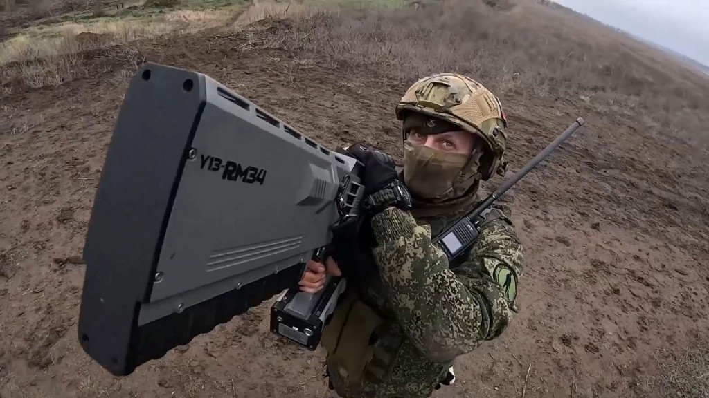 Na videosnímke, ktorú ruské ministerstvo obrany zverejnilo, ruský vojak zostreľuje ukrajinské drony na neznámom mieste na Ukrajine. FOTO: TASR/AP