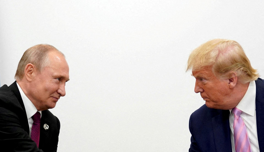 Americký prezident Donald Trump a ruský prezident Vladimir Putin majú bilaterálne stretnutie na samite lídrov G20 v japonskej Osake (28. júna 2019). FOTO: Reuters