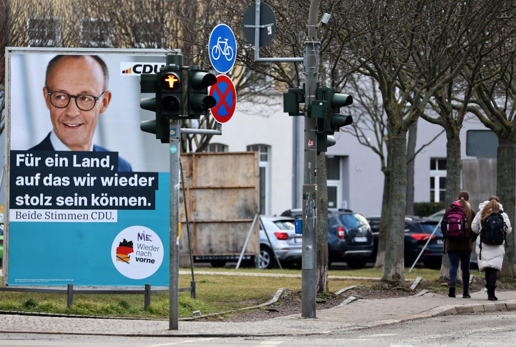 Predvolebný plagát Friedricha Merza z Kresťanskodemokratickej únie (CDU) pre blížiace voľby v Nemecku. FOTO: Reuters