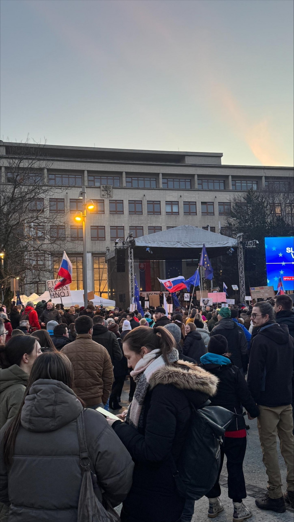 Námestie slobody v Bratislave sa zapĺňa. Ľudia si priniesli vlajky Európskej únie aj Slovenska. FOTO: HN/Romana Hlavanda Gogová