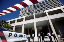 Policajti str&aacute;žia pred s&iacute;dlom gr&eacute;ckej pol&iacute;cie v At&eacute;nach. FOTO: Reuters