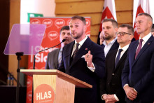 Na snímke uprostred predseda strany Hlas Matúš Šutaj Eštok, vpravo podpredseda Hlas Richard Raši, druhý vpravo člen predsedníctva Hlas Peter Kmec a tretí vpravo člen predsedníctva Hlas Kamil Šaško po pracovnom kongrese strany. FOTO: TASR/Ján Krošlák