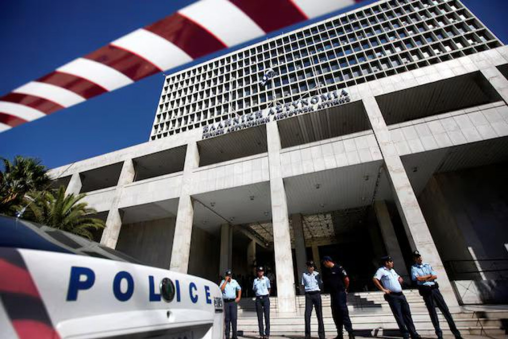 Policajti strážia pred sídlom gréckej polície v Aténach. FOTO: Reuters