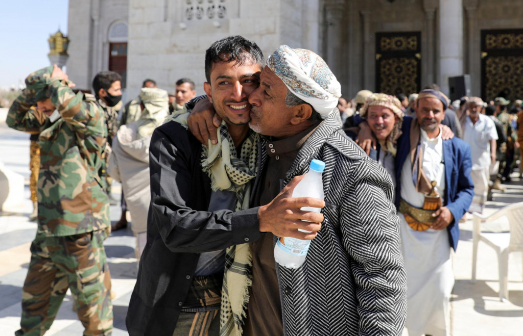 Osoba, ktorú zadržali Húsíovia, sa po prepustení stretáva s jej rodinným príslušníkom v jemenskom Saná. FOTO: Reuters

