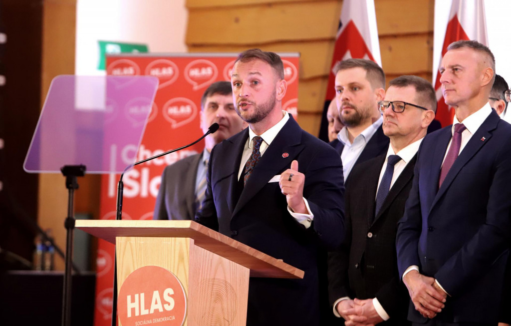 Na snímke uprostred predseda strany Hlas Matúš Šutaj Eštok, vpravo podpredseda Hlas Richard Raši, druhý vpravo člen predsedníctva Hlas Peter Kmec a tretí vpravo člen predsedníctva Hlas Kamil Šaško po pracovnom kongrese strany. FOTO: TASR/Ján Krošlák