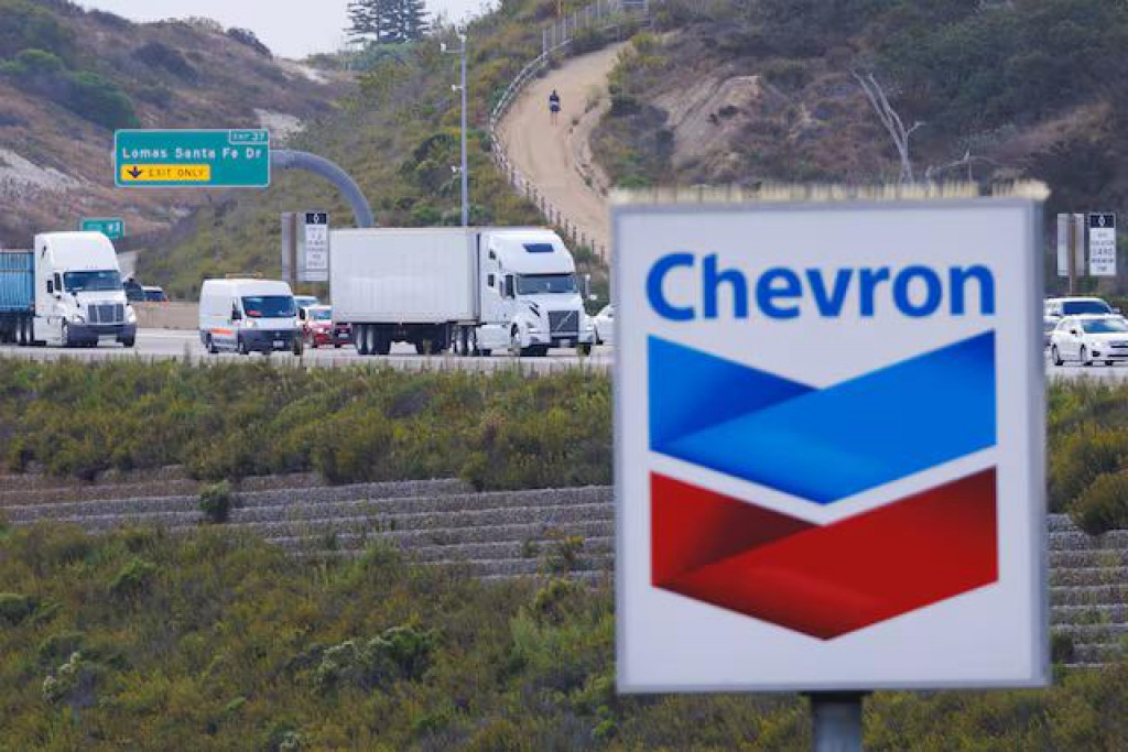 Logo ropnej spoločnosti Chevron na čerpacej stanici v Kalifornii. FOTO: Reuters