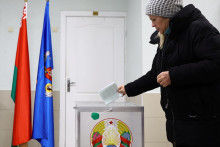 Na rozdiel od volieb v roku 2020 sa v nedeľu podľa AP proti Lukašenkovi postavia iba symbolickí vyzývatelia, ktorí bieloruského lídra otvorene nekritizujú. FOTO: REUTERS