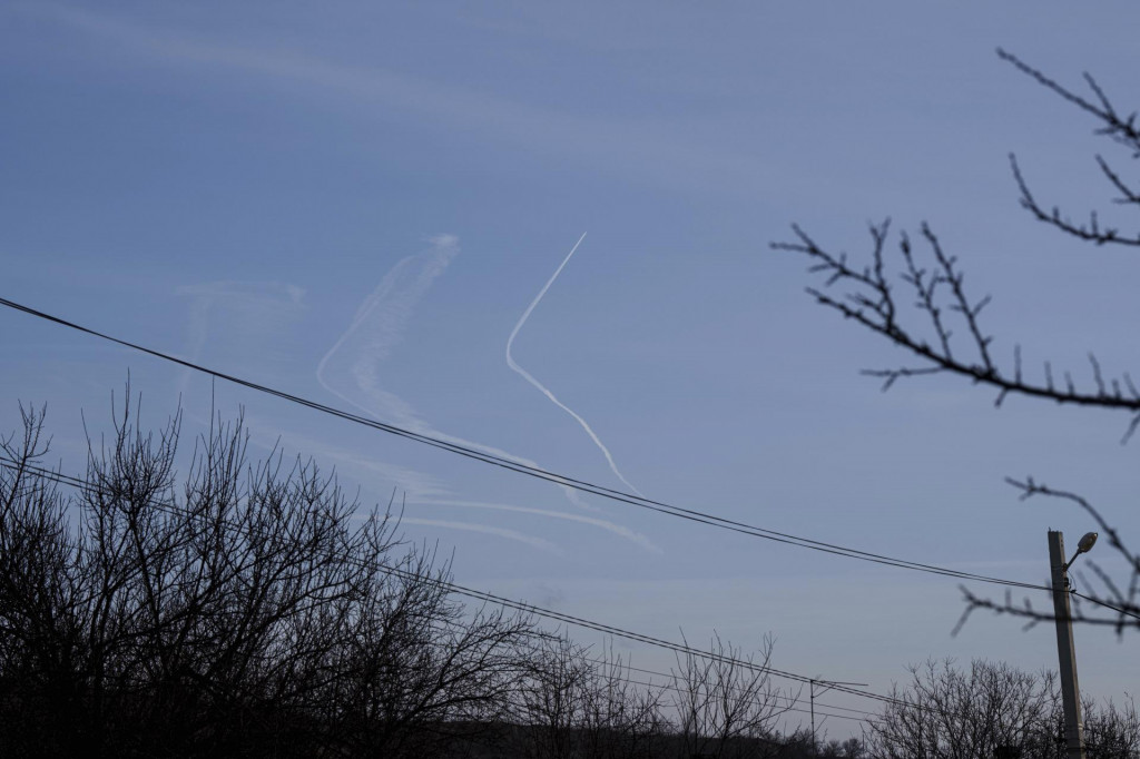 Na oblohe sú stopy po ruských lietadlách počas bombardovania mesta Kosťantynivka v Doneckej oblasti na východe Ukrajiny. FOTO: TASR/AP