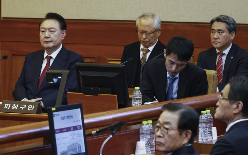Odvolaný juhokórejský prezident Jun Sok-jol sa zúčastňuje na štvrtom pojednávaní ústavného súdu vo veci jeho impeachmentu – odvolávania z funkcie v Soule. FOTO: TASR/AP