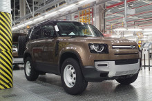 Hotové kusy modelu automobilu Land Rover Defender vo výrobnom závode Jaguar Land Rover v Nitre. FOTO: TASR/Jaroslav Bublinec