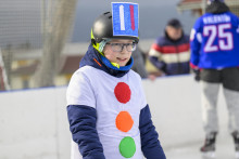 Na snímke chlapec v maske sa korčuľuje počas podujatia Karneval na ľade v Prešove 25. januára 2025. Ilustračná fotografia.