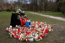 Hračky, sviečky a kvety sú umiestnené pri pamätníku v parku neďaleko miesta, kde pri útoku nožom v Aschaffenburgu boli zabití dvaja ľudia vrátane dieťaťa. FOTO: Reuters