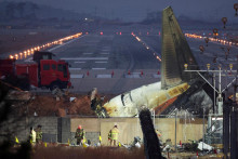 Záchranári pracujú pri troskách lietadla Jeju Air, ktoré zišlo z dráhy a havarovalo na medzinárodnom letisku Muan (30. decembra 2024). FOTO: Reuters