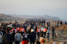 Palestínčania, ktorí boli počas vojny vysídlení na juh na príkaz Izraela, sa vracajú do svojich domovov v severnej Gaze. FOTO: Reuters