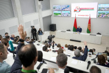 Bieloruský prezident Alexander Lukašenko (v pozadí) rozpráva s novinármi po jeho hlasovaní v prezidentských voľbách v Minsku. FOTO: TASR/AP