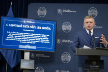 Na snímke premiér Robert Fico (Smer) gestikuluje počas tlačovej konferencie na tému Ústavná hrádza proti progresivizmu v Bratislave. FOTO: TASR/Martin Baumann