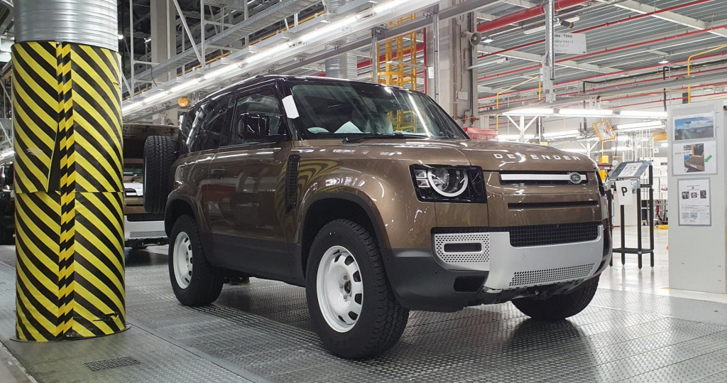 Hotové kusy modelu automobilu Land Rover Defender vo výrobnom závode Jaguar Land Rover v Nitre. FOTO: TASR/Jaroslav Bublinec