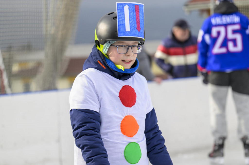 Na snímke chlapec v maske sa korčuľuje počas podujatia Karneval na ľade v Prešove 25. januára 2025. Ilustračná fotografia.