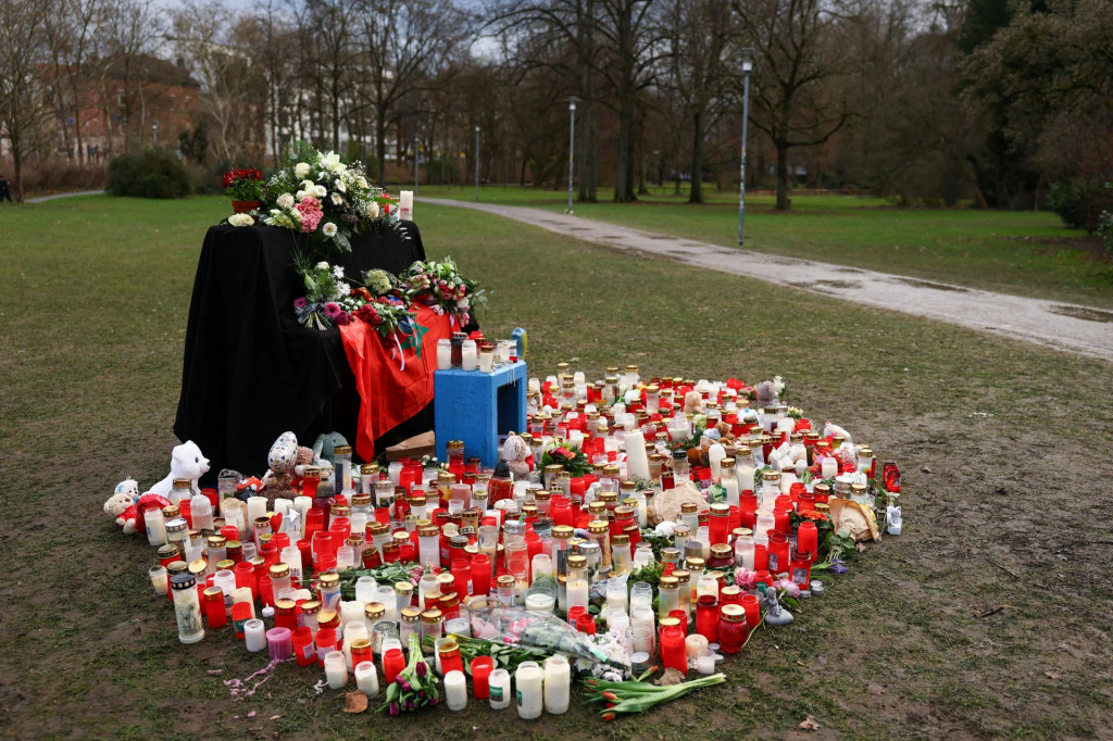 Hračky, sviečky a kvety sú umiestnené pri pamätníku v parku neďaleko miesta, kde pri útoku nožom v Aschaffenburgu boli zabití dvaja ľudia vrátane dieťaťa. FOTO: Reuters