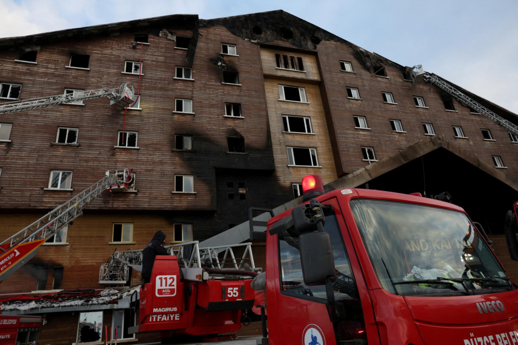 Hotel v lyžiarskom stredisku Kartalkaya je po&scaron;koden&yacute; po požiari. FOTO: Reuters