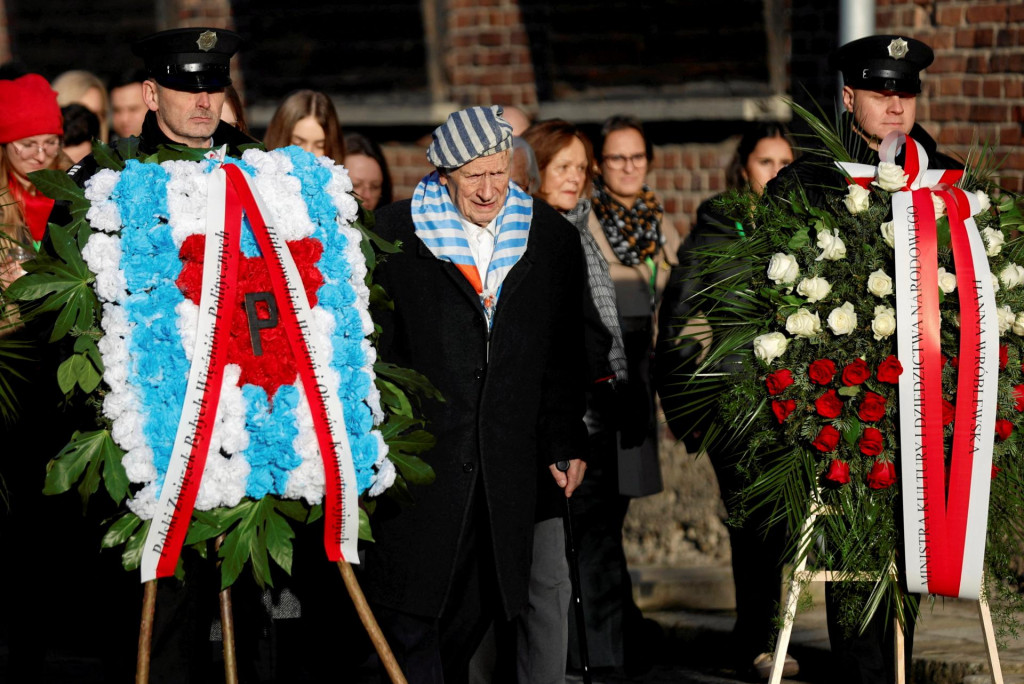 Účastníci kráčajú na slávnosť kladenia vencov pri Múre smrti na bloku 11 počas 80. výročia oslobodenia nacistického nemeckého koncentračného a vyhladzovacieho tábora Auschwitz-Birkenau v poľskom Osvienčime. FOTO: Reuters/Agencja Wyborcza.pl