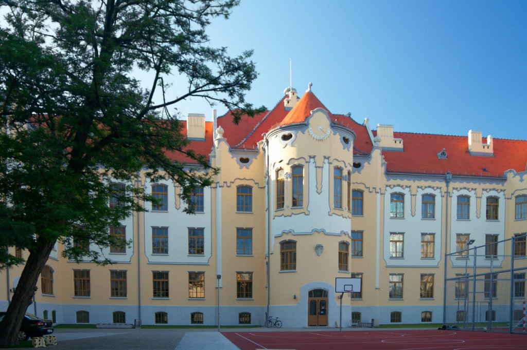 Najlepšie gymnázium na Slovensku je podľa INEKO Gymnázium Grösslingová v Bratislave. FOTO: Dreamstime