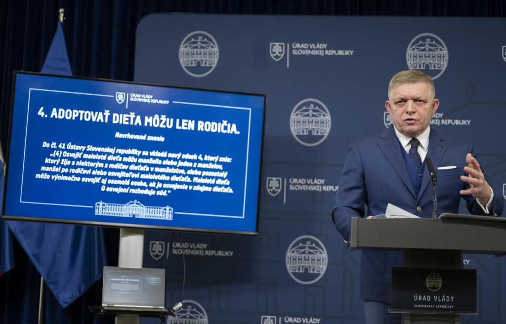 Na snímke premiér Robert Fico (Smer) gestikuluje počas tlačovej konferencie na tému Ústavná hrádza proti progresivizmu v Bratislave. FOTO: TASR/Martin Baumann