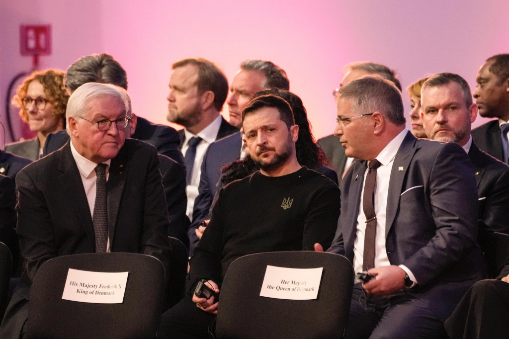 Ukrajinský prezident Volodymyr Zelenskyj (v strede) na oslavách 80. výročia oslobodenia koncentračného tábora Auschwitz-Birkenau v Osvienčime. FOTO: TASR/AP