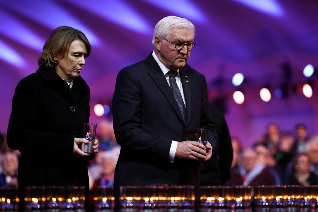 Nemecký prezident Frank-Walter Steinmeier a jeho manželka Elke Budenbender ukladajú sviečky počas podujatia pri príležitosti 80. výročia oslobodenia nacistického nemeckého koncentračného a vyhladzovacieho tábora Auschwitz-Birkenau v Poľsku. FOTO: Reuters