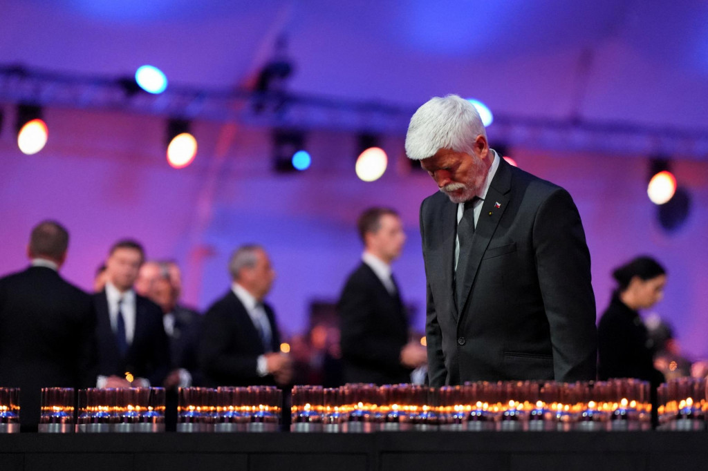 Prezident Českej republiky Petr Pavel sa poklonil pred sviečkami počas spomienkovej akcie k 80. výročiu oslobodenia nacistického nemeckého koncentračného a vyhladzovacieho tábora Auschwitz-Birkenau v Poľsku. FOTO: Reuters