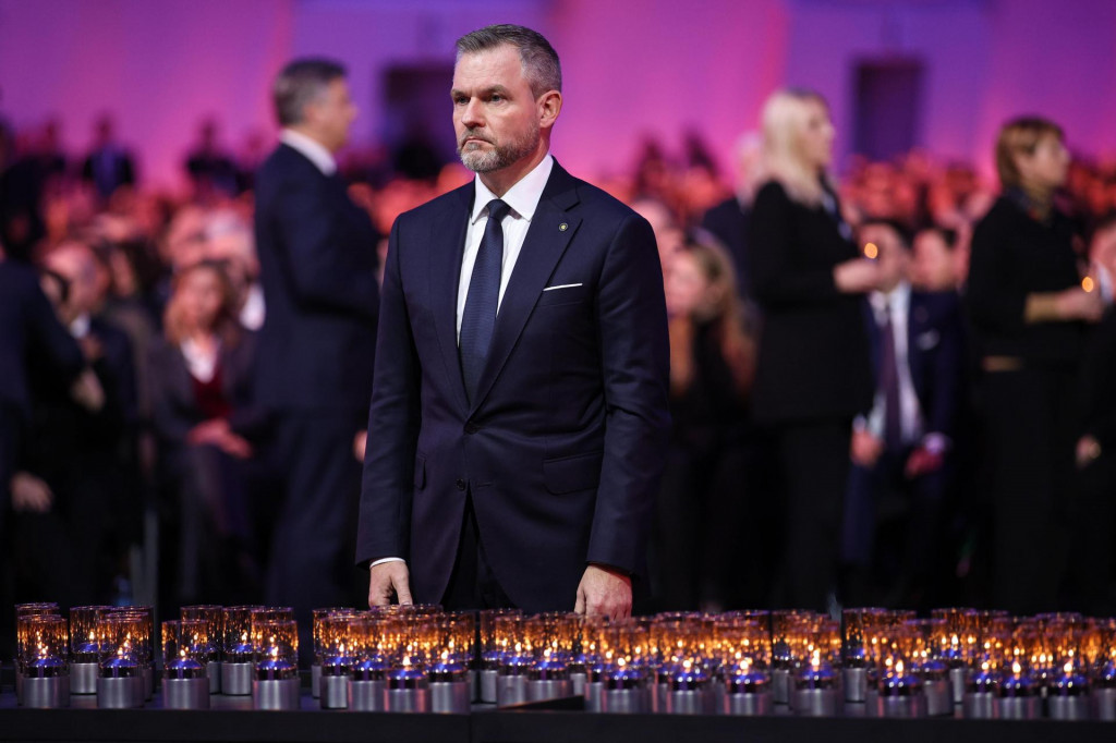 Prezident Peter Pellegrini kladie sviečku na oslavách 80. výročia oslobodenia koncentračného tábora Auschwitz-Birkenau v Osvienčime. FOTO: TASR/PAP