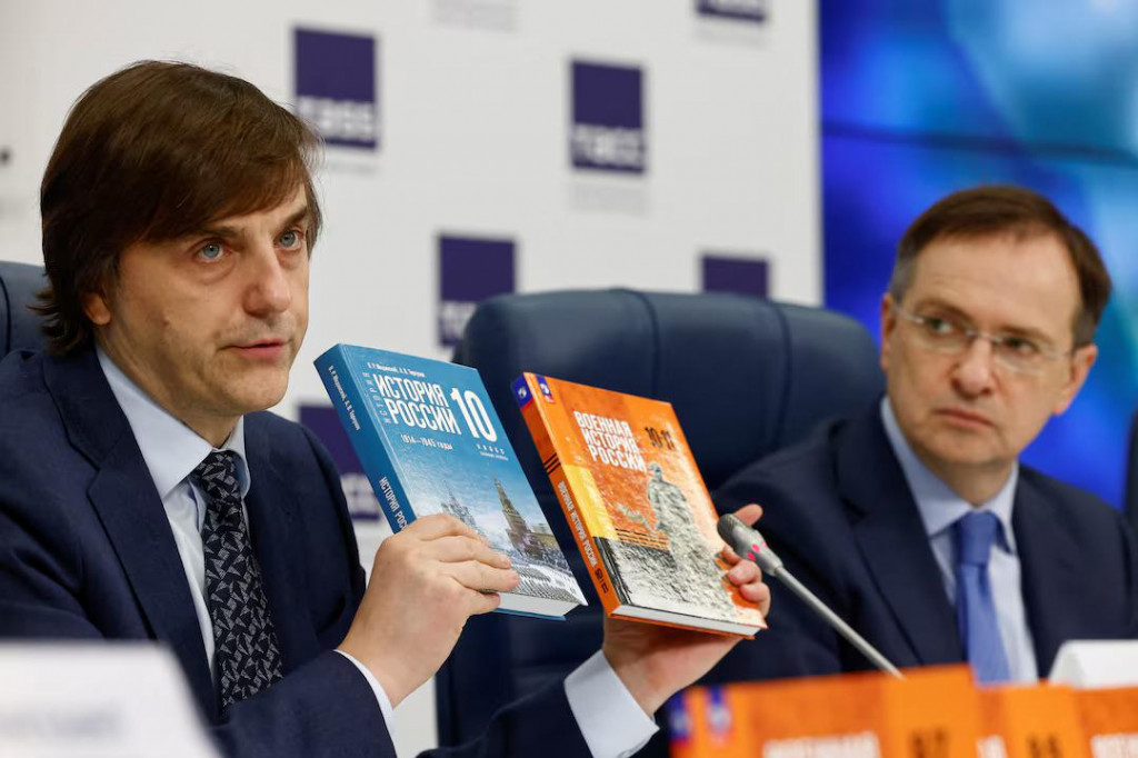 Ruský minister školstva Sergej Kravcov (vľavo) a poradca Kremľa Vladimir Medinsky predstavujú nové učebnice ”Vojenské dejiny Ruska” v Moskve. FOTO: Reuters
