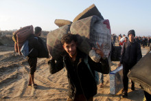 Palestínčania, ktorí boli počas vojny na príkaz Izraela vysídlení na juh, sa v rámci prímeria medzi Izraelom a Hamasom v vrátili do svojich domovov v severnej Gaze. FOTO: Reuters