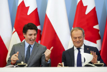 Kanadský premiér Justin Trudeau (vľavo) a poľský premiér Donald Tusk. FOTO: TASR/AP