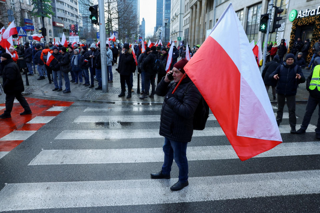 Na úvod poľského predsedníctva v EÚ sa vo Varšave konal protest farmárov, na ktorom sa objavili antieurópske slogay i prezidentský kandidát PiS. FOTO: Reuters