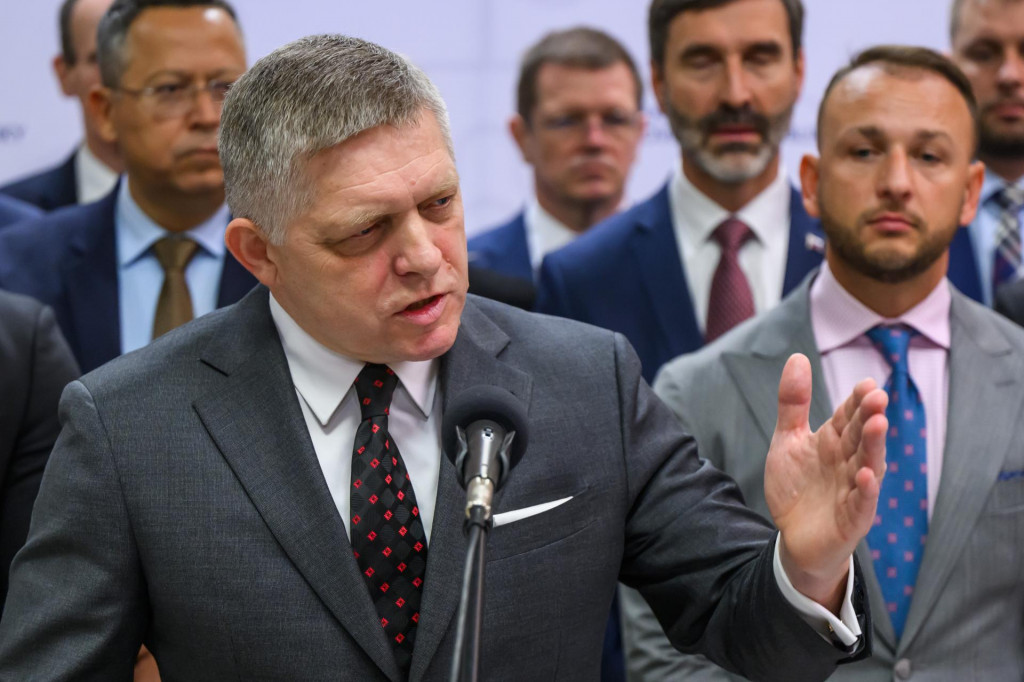 Na snímke zľava minister financií Ladislav Kamenický a v popredí predseda vlády Robert Fico.

FOTO: TASR/J. Novák