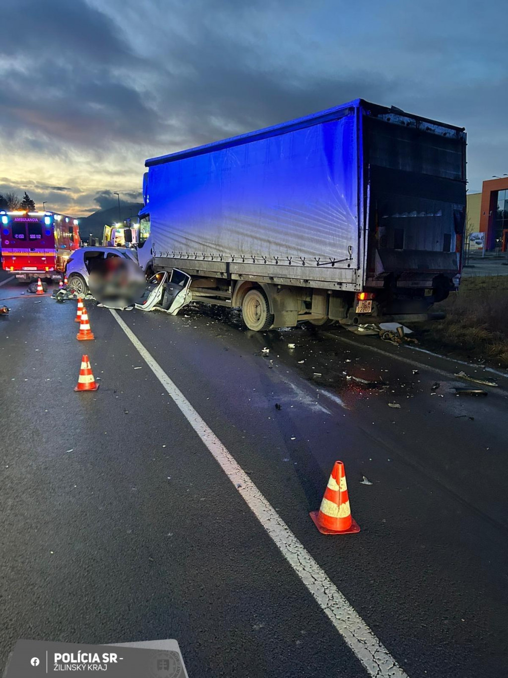Dopravná nehoda na ceste I/18 v Žiline si vyžiadala životy dvoch ľudí. FOTO: Facebook/Polícia SR - Žilinský kraj